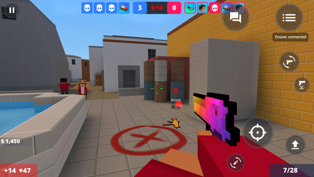 Block Strike: jogador com fuzil avança em mapa aberto de blocos no modo bomba